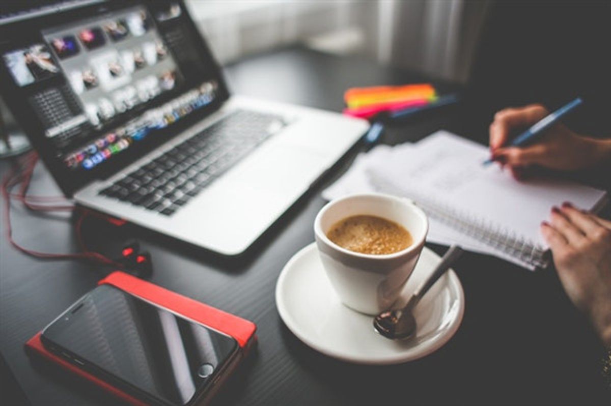Ein Schreibtisch mit Laptop und Kaffee