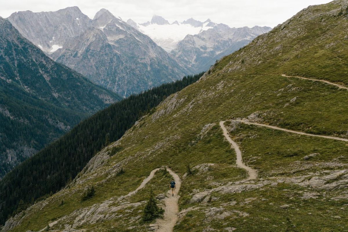 Wanderin geht in ruhigem Tempo einen langen Serpentinenweg hinauf