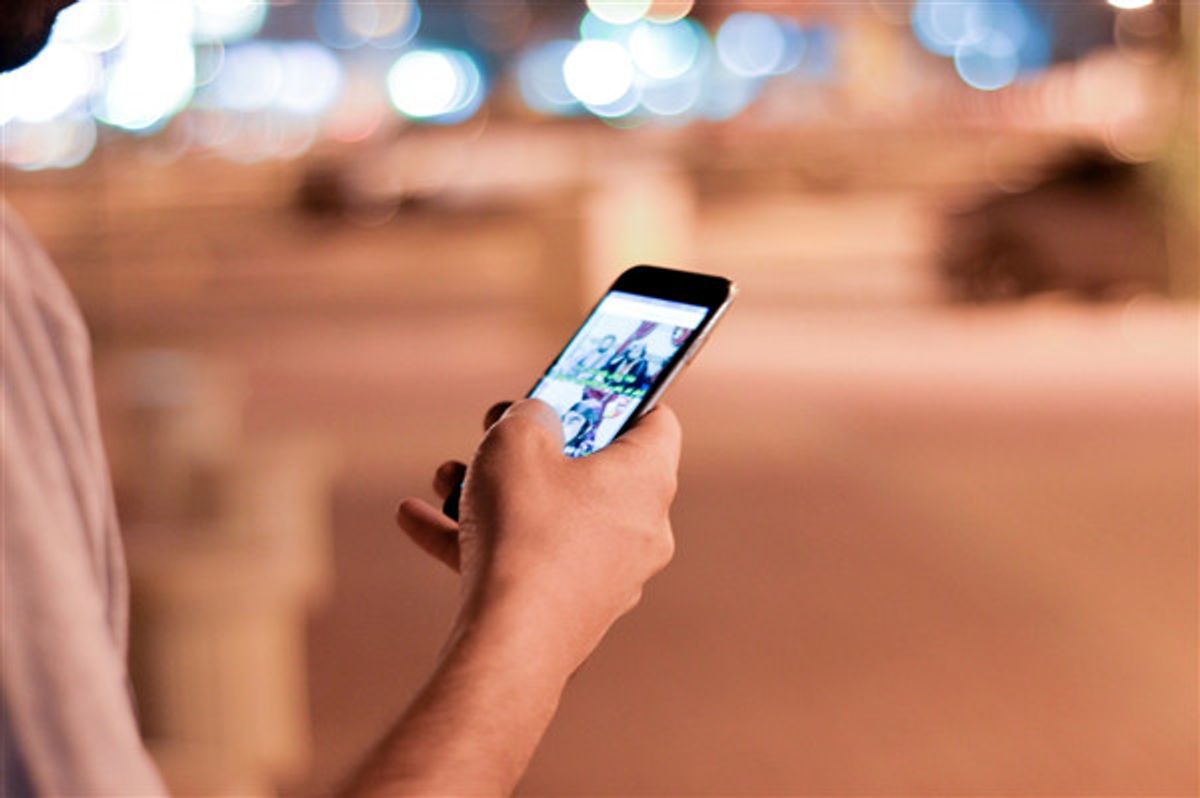 Ein User, der mit seinem Smartphone durch die SERPs scrollt