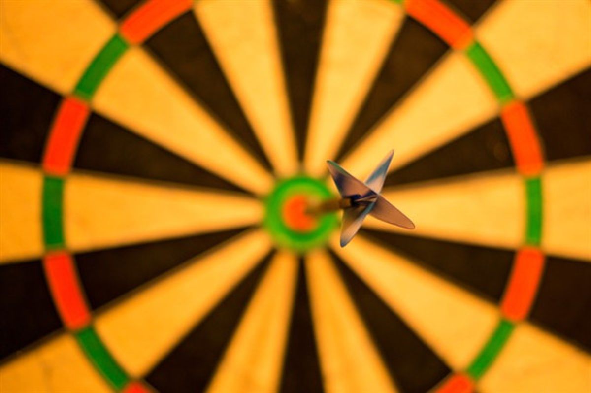 Eine Dartscheibe mit einem Dartpfeil in der Mitte